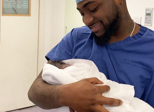 Davido, sa fiancée Chioma accouche de leur premier garçon très mignon