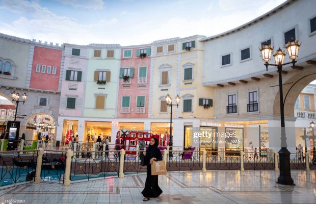 Face à la chaleur, le Qatar installe désormais des climatiseurs dans les rues Face à la chaleur, le Qatar installe désormais des climatiseurs dans les rues