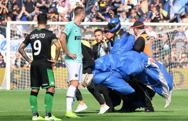 Italie : un parachutiste atterrit sur la pelouse lors de Sassuolo-Inter Milan