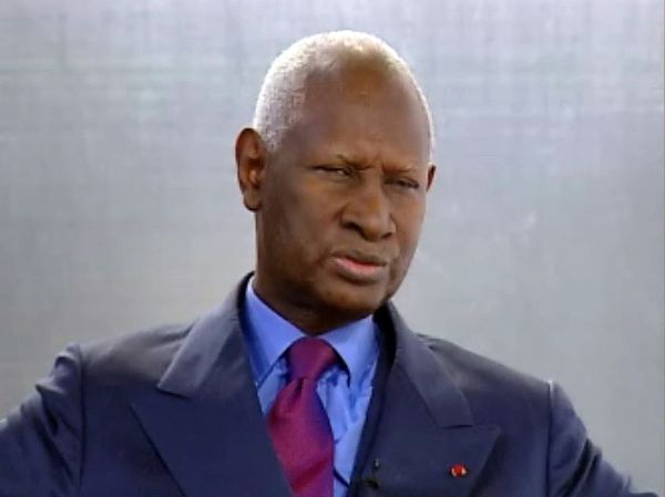 Un tweet funèbre annonce sa mort : Abdou Diouf est bien vivant Un tweet funèbre annonce sa mort : Abdou Diouf est bien vivant