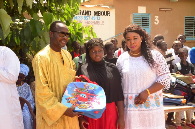 OEUVRES SOCIALES: La présidente de l'Association Feu Mamadou Diop Miroir Citoyenneté, Diatou lors de la distribution des 10 000 Kits scolaires aux établissements de Mbour