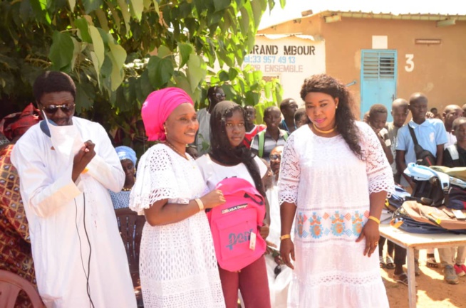 OEUVRES SOCIALES: La présidente de l'Association Feu Mamadou Diop Miroir Citoyenneté, Diatou lors de la distribution des 10 000 Kits scolaires aux établissements de Mbour