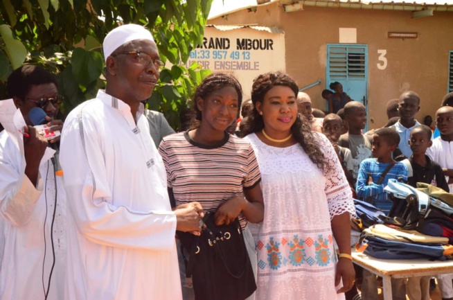 OEUVRES SOCIALES: La présidente de l'Association Feu Mamadou Diop Miroir Citoyenneté, Diatou lors de la distribution des 10 000 Kits scolaires aux établissements de Mbour