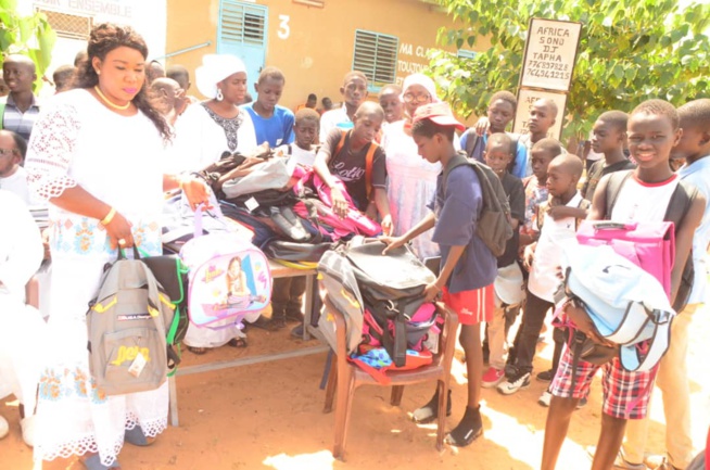 OEUVRES SOCIALES: La présidente de l'Association Feu Mamadou Diop Miroir Citoyenneté, Diatou lors de la distribution des 10 000 Kits scolaires aux établissements de Mbour