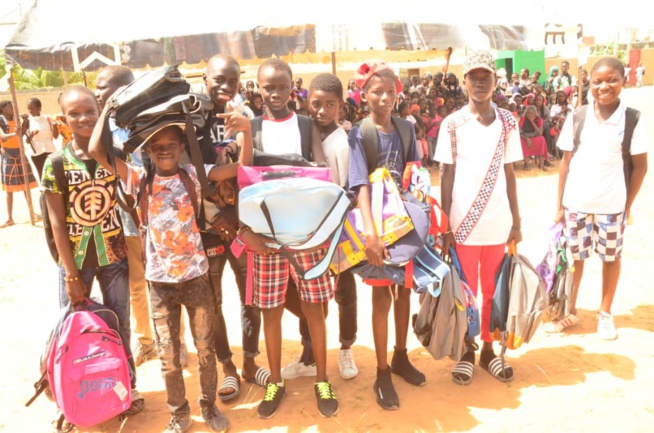 OEUVRES SOCIALES: La présidente de l'Association Feu Mamadou Diop Miroir Citoyenneté, Diatou lors de la distribution des 10 000 Kits scolaires aux établissements de Mbour