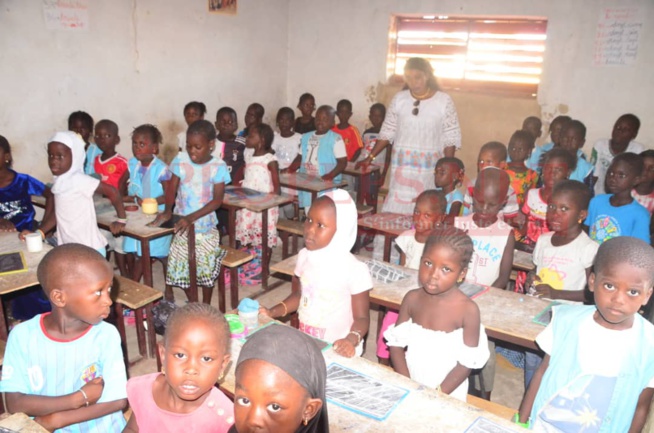 Les 57 images de remises de 10 000 Kits Scolaires aux établissements de Mbour et aux enfants de la poupeniére par l'Association Miroir Citoyenneté de feu Mamadou Diop.