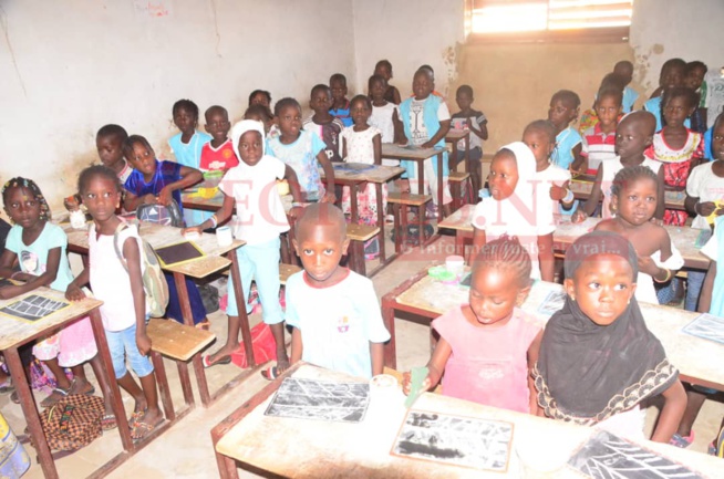 Les 57 images de remises de 10 000 Kits Scolaires aux établissements de Mbour et aux enfants de la poupeniére par l'Association Miroir Citoyenneté de feu Mamadou Diop.