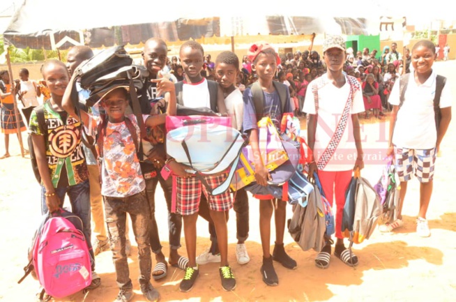 Les 57 images de remises de 10 000 Kits Scolaires aux établissements de Mbour et aux enfants de la poupeniére par l'Association Miroir Citoyenneté de feu Mamadou Diop.