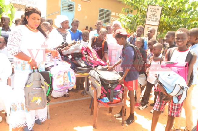 Les 57 images de remises de 10 000 Kits Scolaires aux établissements de Mbour et aux enfants de la poupeniére par l'Association Miroir Citoyenneté de feu Mamadou Diop.