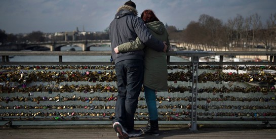 Il coupe le p*nis de l'agresseur de sa femme avec un couteau suisse Il coupe le p*nis de l'agresseur de sa femme avec un couteau suisse