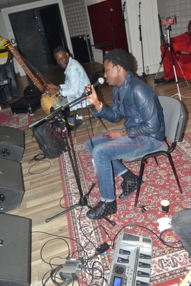 VIDÉO: Waly Seck au studio Live Music de Paris dans ses répétitions pour casser les Domes de Paris.