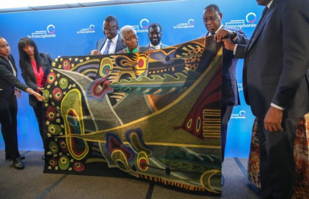 Le Président Macky Sall offrant une œuvre des Manufactures des Arts Décoratifs de Thies « Afrique » à Mme Diop Le Président Macky Sall offrant une œuvre des Manufactures des Arts Décoratifs de Thies « Afrique » à Mme Diop