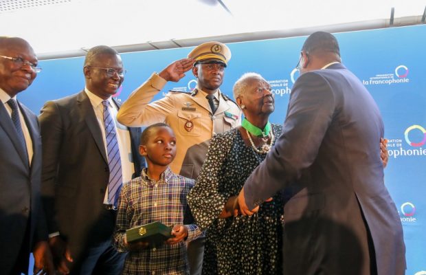 Mme Christiane Yande Diop veuve de feu Alioune Diop élevée au grade de Commandeur dans l’ordre national du Lion à l’occasion des 70 ans de Présence Africaine