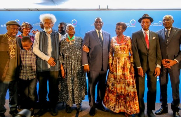 Une très belle photo de famille avec Président Macky Sall, Wole Soyinka, Mme Christiane Yande Diop, Djibril Tamsir Niane et la Sg de L’OIF