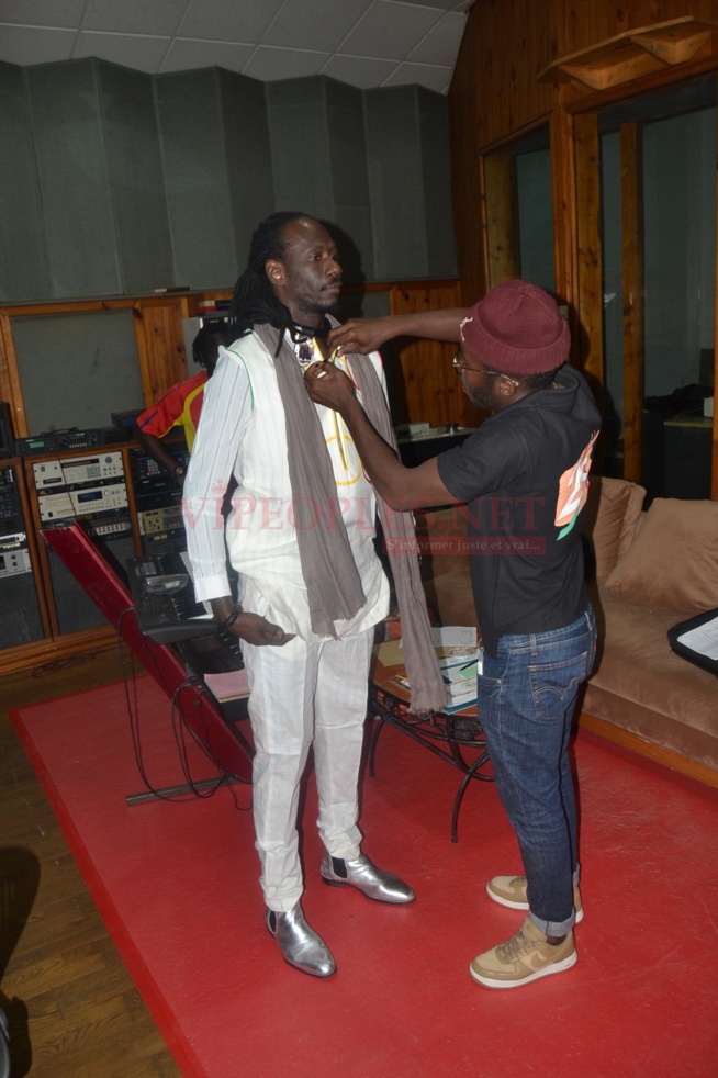 Dans les coulisses de votre émission magique sur la 2STV tous les samedi avec un Baye fall de la musique Dans les coulisses de votre émission magique sur la 2STV tous les samedi avec un Baye fall de la musique