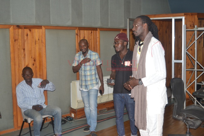 Dans les coulisses de votre émission magique sur la 2STV tous les samedi avec un Baye fall de la musique Dans les coulisses de votre émission magique sur la 2STV tous les samedi avec un Baye fall de la musique