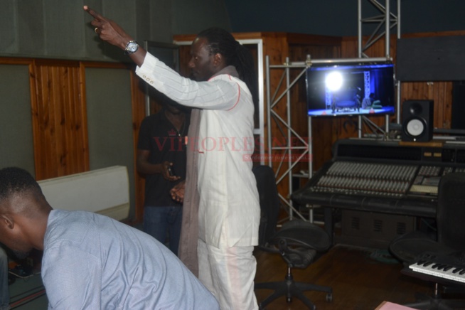 Dans les coulisses de votre émission magique sur la 2STV tous les samedi avec un Baye fall de la musique Dans les coulisses de votre émission magique sur la 2STV tous les samedi avec un Baye fall de la musique