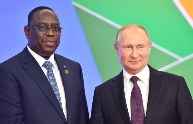 MACKY SALL SIGNE LE LIVRE D’OR DE « PRÉSENCE AFRICAINE »