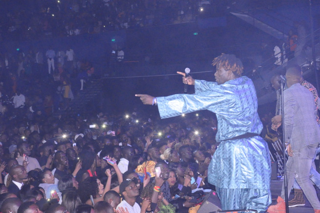 VIDEO: Dame Sene réduit les DOMES de Paris en cendre. REGARDEZ VIDEO: Dame Sene réduit les DOMES de Paris en cendre. REGARDEZ