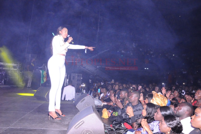 Mbathio Ndiaye ultra s&xy dans tenue au Dômes de Paris Mbathio Ndiaye ultra s&xy dans tenue au Dômes de Paris