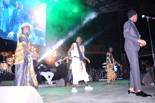 VIDÉO: Revivez le concert de Waly Seck au Domes de Paris, Dame Séne encense le public avec ses rimes.