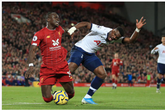 Angleterre : Serge Aurier sévèrement taclé après sa faute sur Mané