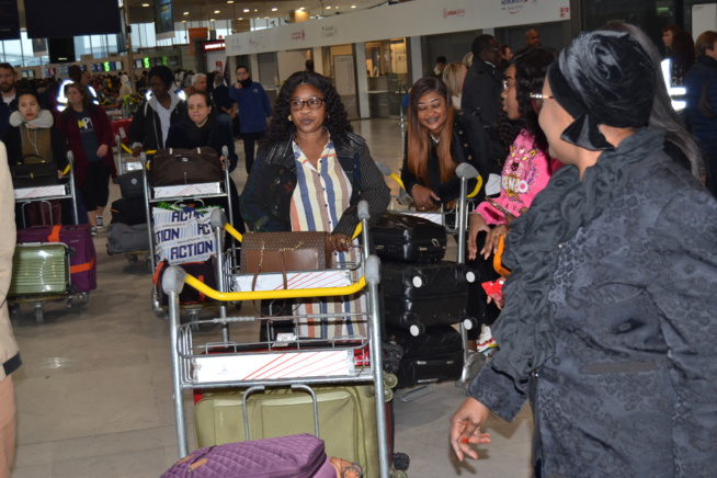 VIDÉO: Arrivées de la première dame du président Mbagnick Diop et sa délégation pour les African Leadership Award à Paris VIDÉO: Arrivées de la première dame du président Mbagnick Diop et sa délégation pour les African Leadership Award à Paris