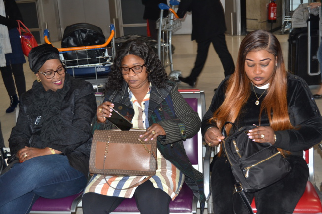 VIDÉO: Arrivées de la première dame du président Mbagnick Diop et sa délégation pour les African Leadership Award à Paris VIDÉO: Arrivées de la première dame du président Mbagnick Diop et sa délégation pour les African Leadership Award à Paris