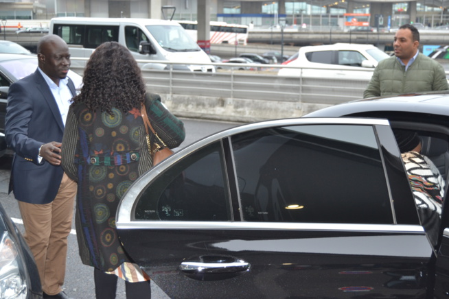 VIDÉO: Arrivées de la première dame du président Mbagnick Diop et sa délégation pour les African Leadership Award à Paris