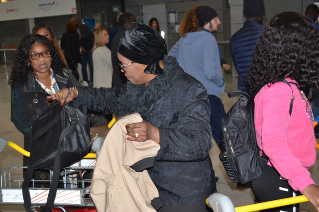 VIDÉO: Arrivées de la première dame du président Mbagnick Diop et sa délégation pour les African Leadership Award à Paris VIDÉO: Arrivées de la première dame du président Mbagnick Diop et sa délégation pour les African Leadership Award à Paris