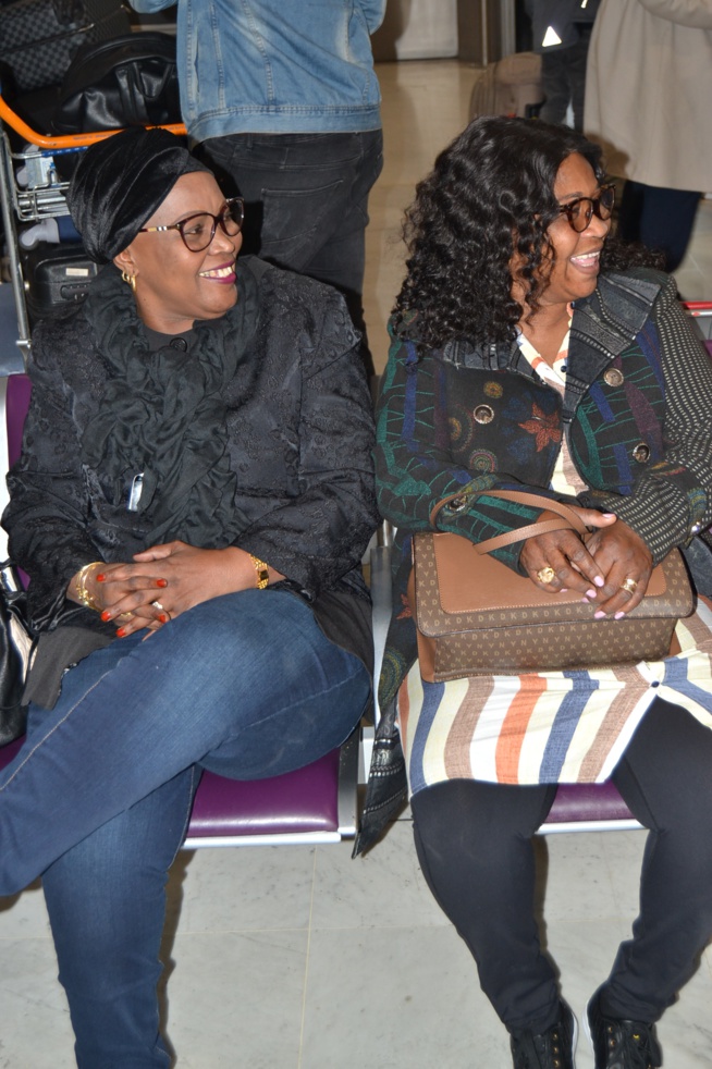 VIDÉO: Arrivées de la première dame du président Mbagnick Diop et sa délégation pour les African Leadership Award à Paris VIDÉO: Arrivées de la première dame du président Mbagnick Diop et sa délégation pour les African Leadership Award à Paris