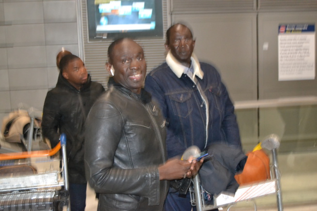 Arrivés de Carlou D, Pape Diouf, Mara Dieng et le staff de rewmi à Paris pour la soirée des African Leadership Award à Paris.