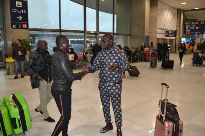 Arrivés de Carlou D, Pape Diouf, Mara Dieng et le staff de rewmi à Paris pour la soirée des African Leadership Award à Paris.