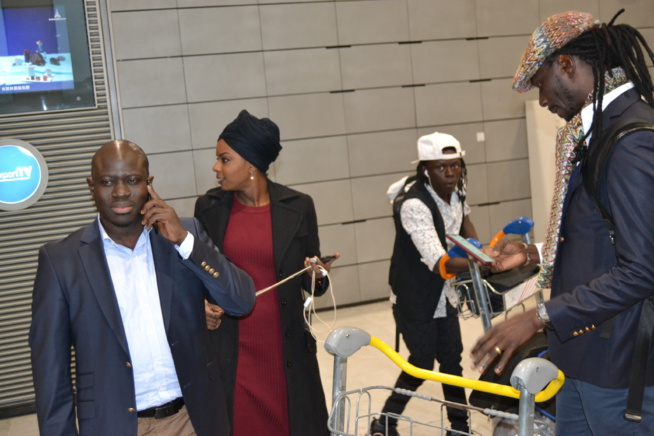 Arrivés de Carlou D, Pape Diouf, Mara Dieng et le staff de rewmi à Paris pour la soirée des African Leadership Award à Paris.