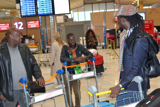Arrivés de Carlou D, Pape Diouf, Mara Dieng et le staff de rewmi à Paris pour la soirée des African Leadership Award à Paris.