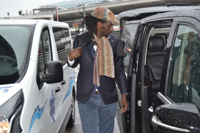 Arrivés de Carlou D, Pape Diouf, Mara Dieng et le staff de rewmi à Paris pour la soirée des African Leadership Award à Paris.