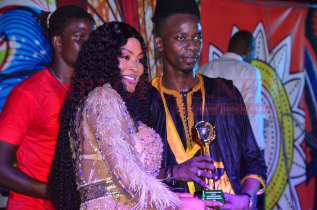 Titi, la lionne de la musique enflamme le Saraba avec son titre de meilleure artiste femelle de l'Afrique de l'Ouest Titi, la lionne de la musique enflamme le Saraba avec son titre de meilleure artiste femelle de l'Afrique de l'Ouest