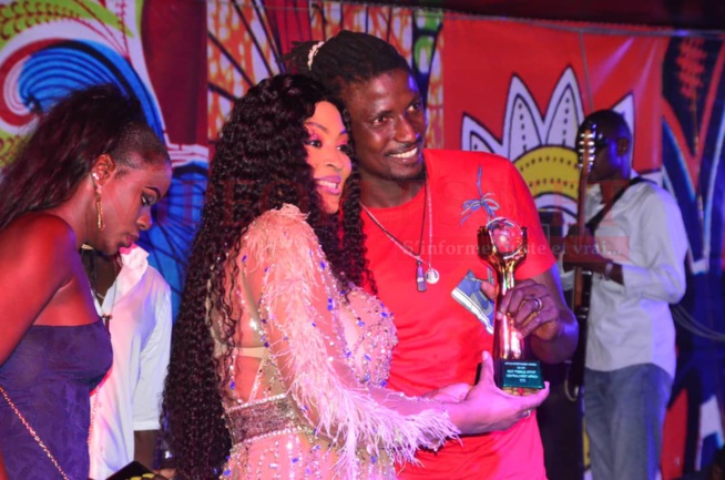 Titi, la lionne de la musique enflamme le Saraba avec son titre de meilleure artiste femelle de l'Afrique de l'Ouest Titi, la lionne de la musique enflamme le Saraba avec son titre de meilleure artiste femelle de l'Afrique de l'Ouest