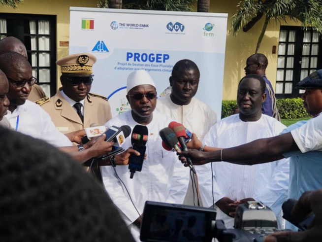 PROGEP : Le Ministre Oumar Gueye et le Président de l’AMS décernent un satisfecit au DG Cheikh Issa Sall PROGEP : Le Ministre Oumar Gueye et le Président de l’AMS décernent un satisfecit au DG Cheikh Issa Sall