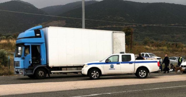 Grèce: Plus de 40 migrants retrouvés cachés dans un camion frigorifique