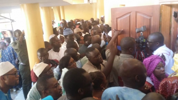 Télescopage à Tivaouane: Idrissa Seck et le ministre Aminata Assome Diatta se «bousculent» devant le salon du Khalife Télescopage à Tivaouane: Idrissa Seck et le ministre Aminata Assome Diatta se «bousculent» devant le salon du Khalife