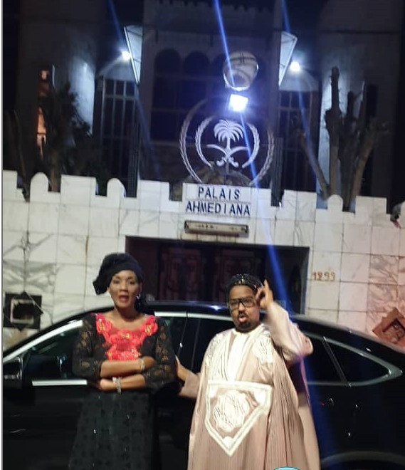 Oumou Kalsoum SY et sa nouvelle voiture devant le palais son mari Ahmed Khalifa NIASS