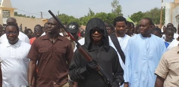 Gamou 2019 à Darou Mouhty : Fusil à la main le général de Bamba fait le tour de la mosquée Gamou 2019 à Darou Mouhty : Fusil à la main le général de Bamba fait le tour de la mosquée