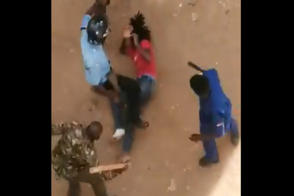 Kenya : vague d’indignation après la bastonnade d’un étudiant par des policiers Kenya : vague d’indignation après la bastonnade d’un étudiant par des policiers