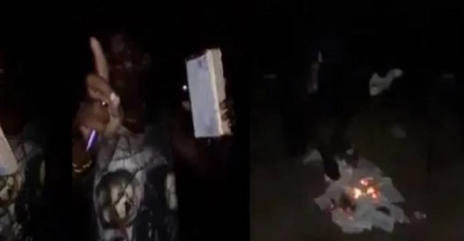 Ghana: un homme filmé en train de brûler la Bible, explique ses raisons Ghana: un homme filmé en train de brûler la Bible, explique ses raisons