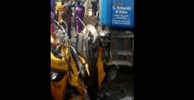 Nigeria: 20 personnes écrasées à mort par un camion poursuivi par la police Nigeria: 20 personnes écrasées à mort par un camion poursuivi par la police