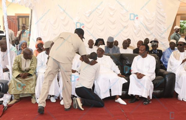 UN MEMBRE DE LA GARDE RAPPROCHÉE DE MACKY se fait arnaquer de 120 millions, J’ai demandé de l’argent au joueur Mbaye Niang, à El Hadji Diouf, sans oublier Akon. El Hadji Diouf m’a prêté 16 millions UN MEMBRE DE LA GARDE RAPPROCHÉE DE MACKY se fait arnaquer de 120 millions, J’ai demandé de l’argent au joueur Mbaye Niang, à El Hadji Diouf, sans oublier Akon. El Hadji Diouf m’a prêté 16 millions