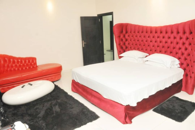APPARTEMENT MEUBLÉ à louer aux Almadies derrière le Nirvana à 130 000 F CFA/JOUR TÉL 76 573 30 76
