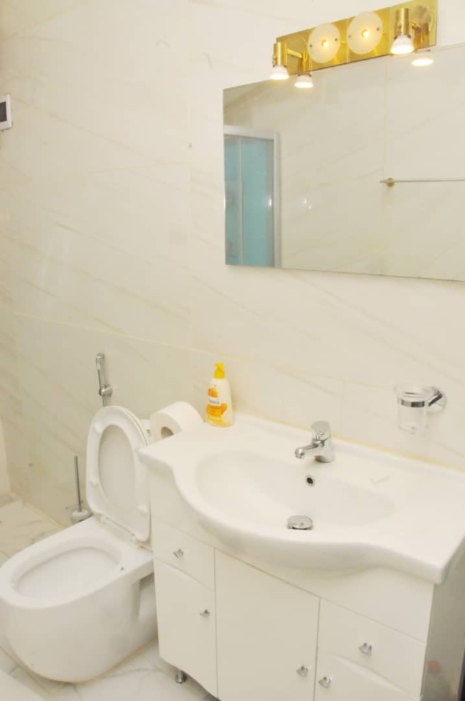 APPARTEMENT MEUBLÉ à louer aux Almadies derrière le Nirvana à 130 000 F CFA/JOUR TÉL 76 573 30 76