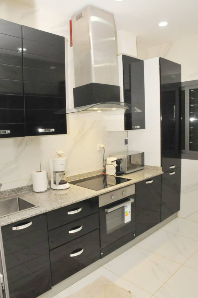 APPARTEMENT MEUBLÉ à louer aux Almadies derrière le Nirvana à 130 000 F CFA/JOUR TÉL 76 573 30 76